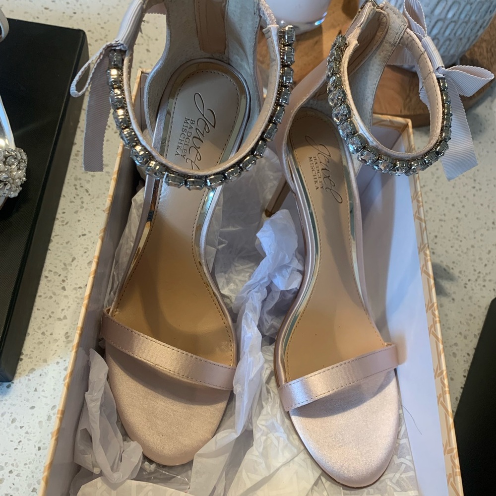 Jayne Jewel by Badgley Mischka Shoes - Champagne Satin 7.5 - Picture 4 of 5